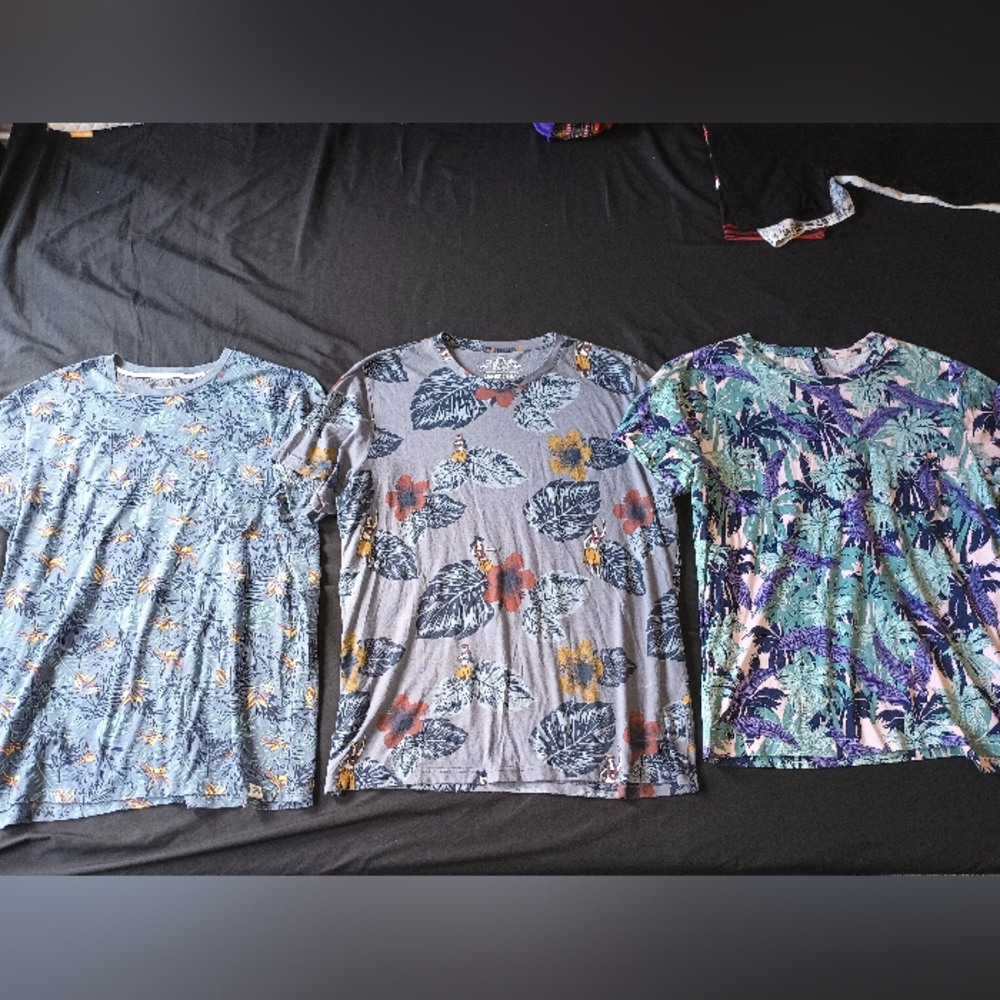 Bundle of 3 Hawaiian men's tshirts size XL price for all 3. Save on shipping!!
